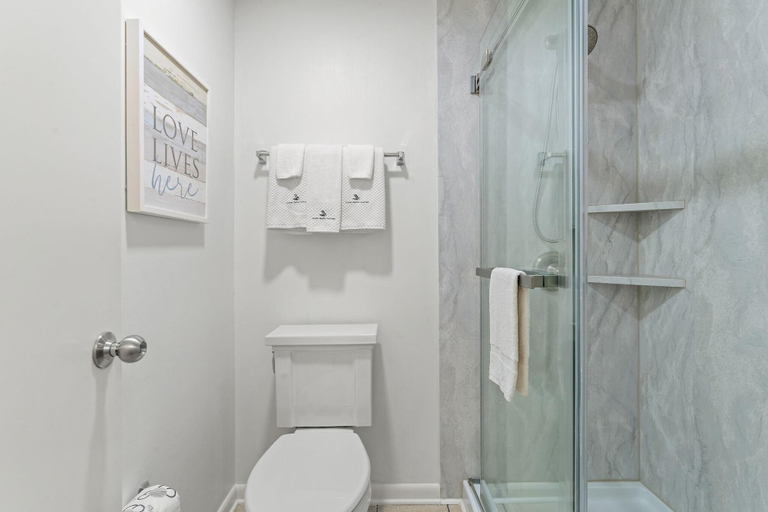Bathroom 3, Phoenix 8 406, Baldwin