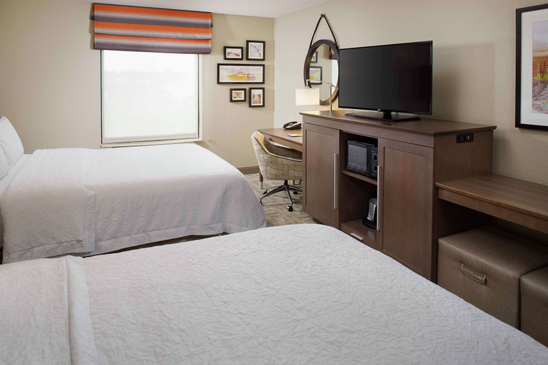 Bedroom 3, Hampton Inn Garden City Long Island, Nassau