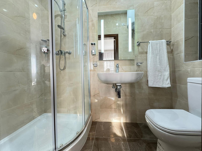 Bathroom 4, Bayside