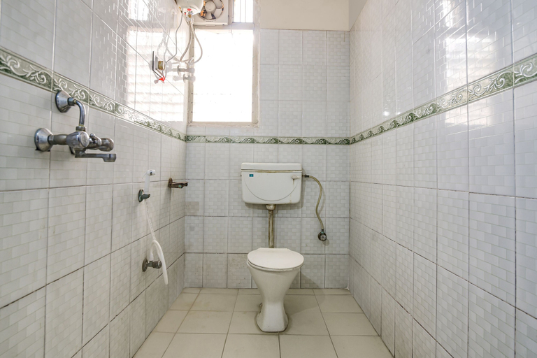 Bathroom, Fabhotel Maadhavam Residence, Patna