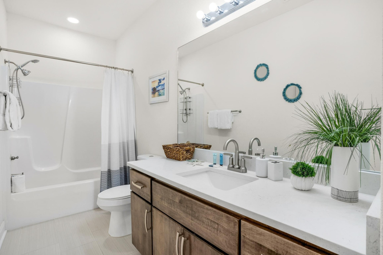 Bathroom 3, Rustic Oasis, Bay
