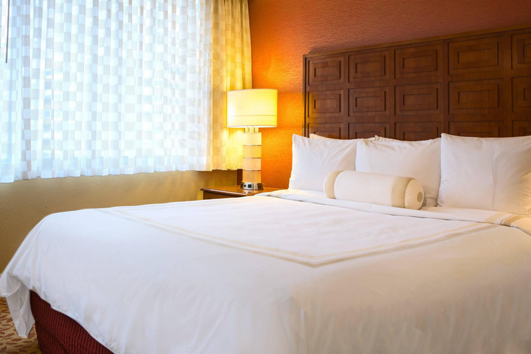 Bedroom 2, Baltimore Marriott Inner Harbor at Camden Yards, Baltimore