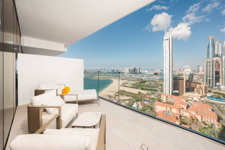 Exterior & Views 30