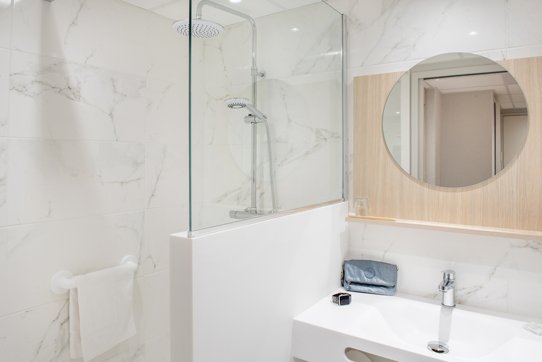 Bathroom 2, Saint Sauveur, Hautes-Pyrénées