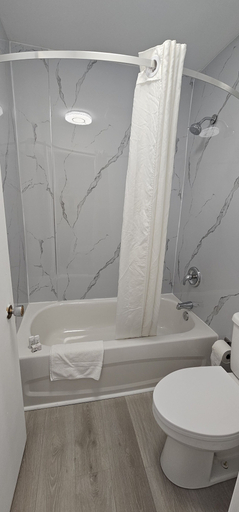 Bathroom 5, Super 8 by Wyndham Kirkland Lake, Timiskaming
