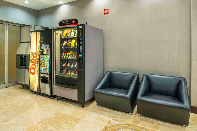 Food & Drinks 5, Comfort Inn & Conference Centre Toronto Airport, Toronto