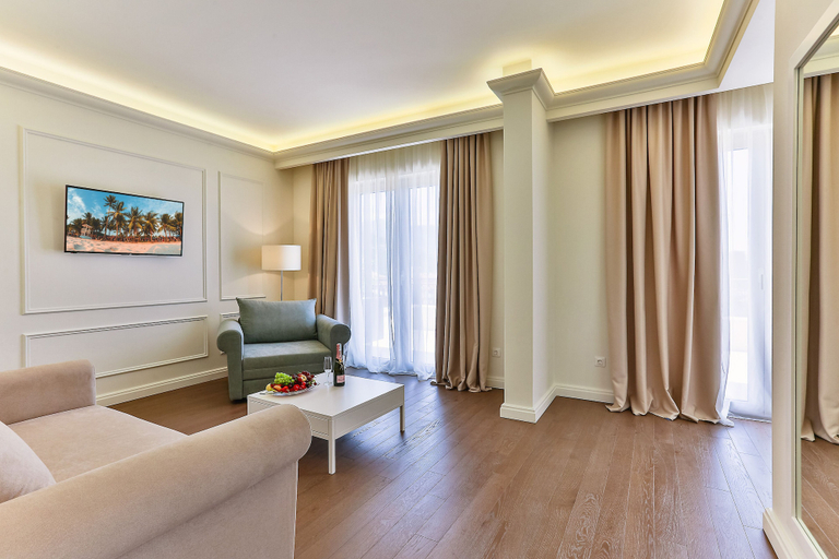 Others 5, Hotel Crown