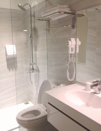 Bathroom 4, Queen Hotel II, Taipei City