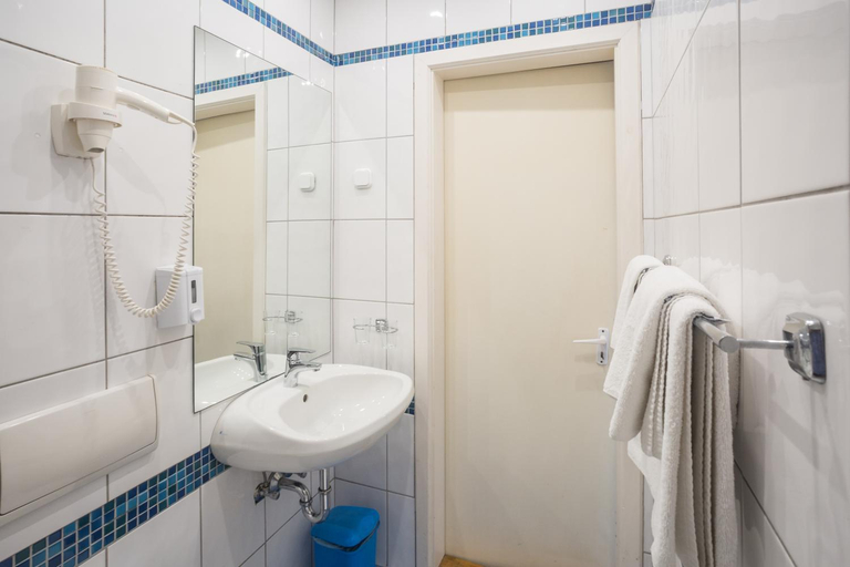 Bathroom 3, Hotel Luna Budapest, Budapesti