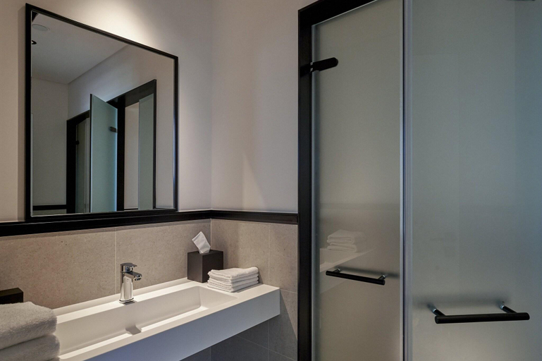 Bathroom 5, Form Hotel Dubai, Dubai