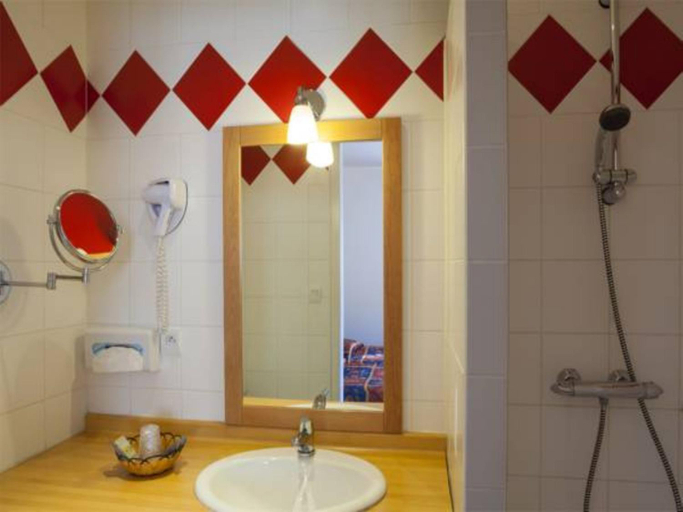 Bathroom 3, Le Chalet de la Foret Hotel 3 etoiles et Restaurant, Cher