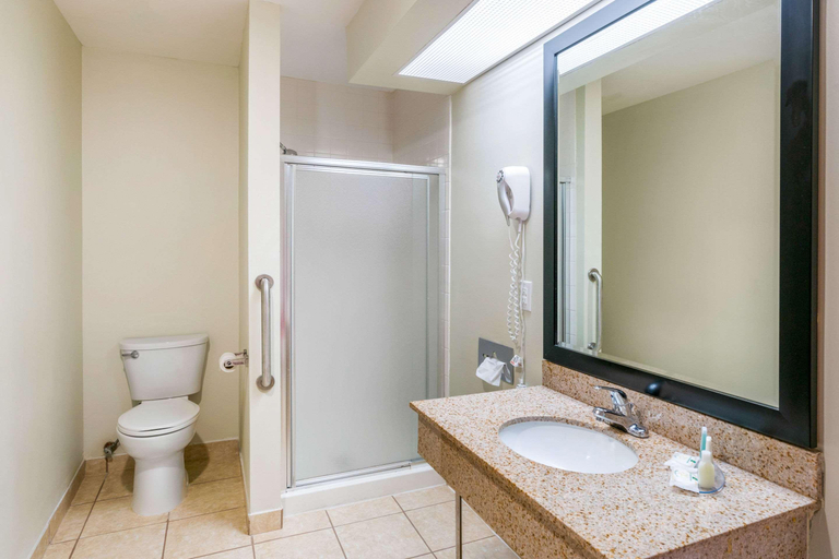 Bathroom 4, Quality Inn & Suites Jefferson City, Cole