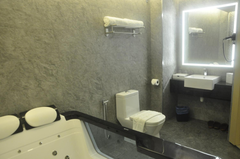 Bathroom 12