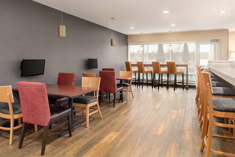 Food & Drinks 5, TownePlace Suites by Marriott Janesville, Rock