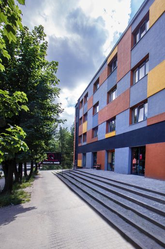 Exterior & Views