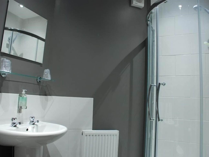 Bathroom 5, The White Swan, Leeds