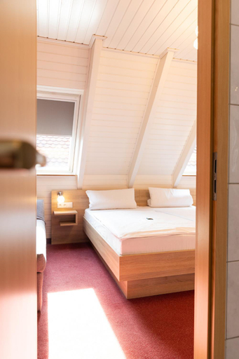 Bedroom 4, Hotel-Restaurant Straussen, Donau-Ries