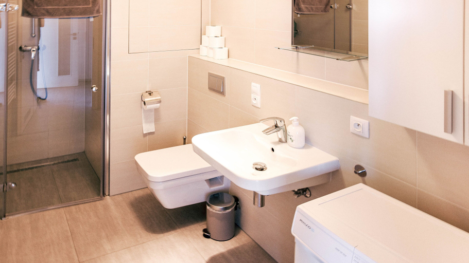 Others 3, Cozy Apartment with Big Terrace - Karlín, Praha 7