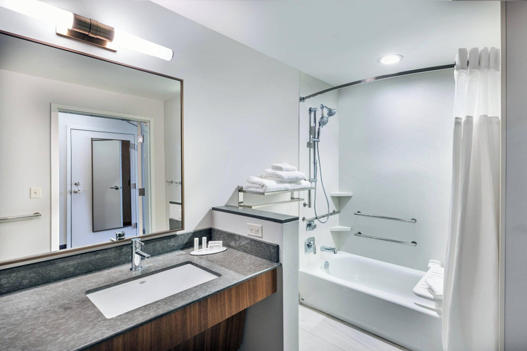 Bathroom 4, Fairfield Inn & Suites by Marriott Houston East En, Houston