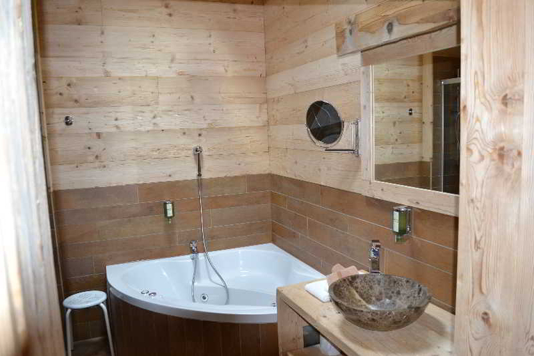 Bathroom 5, Waldhotel Doldenhorn, Frutigen