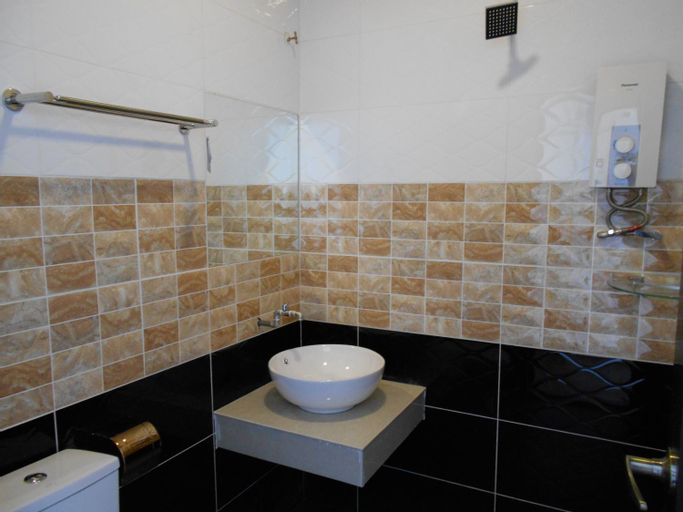 Bathroom 14