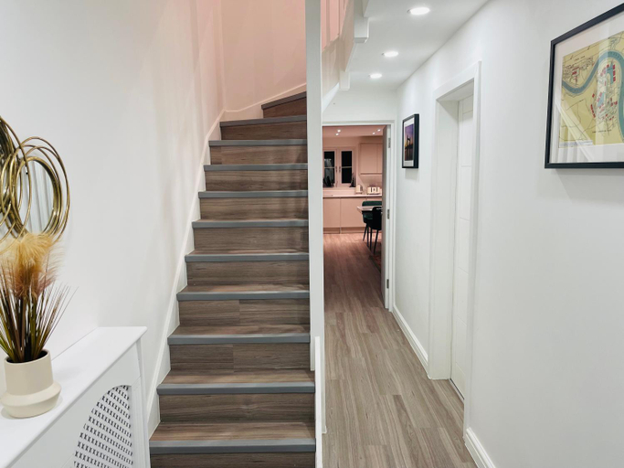 Others 4, Riverside Deluxe Double Room E14, London