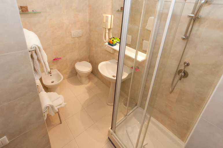 Bathroom 5, Hotel San Luca, Arezzo