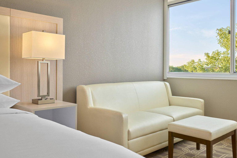 Bedroom 4, Delta Hotels By Marriott Chicago Willowbrook, Dupage