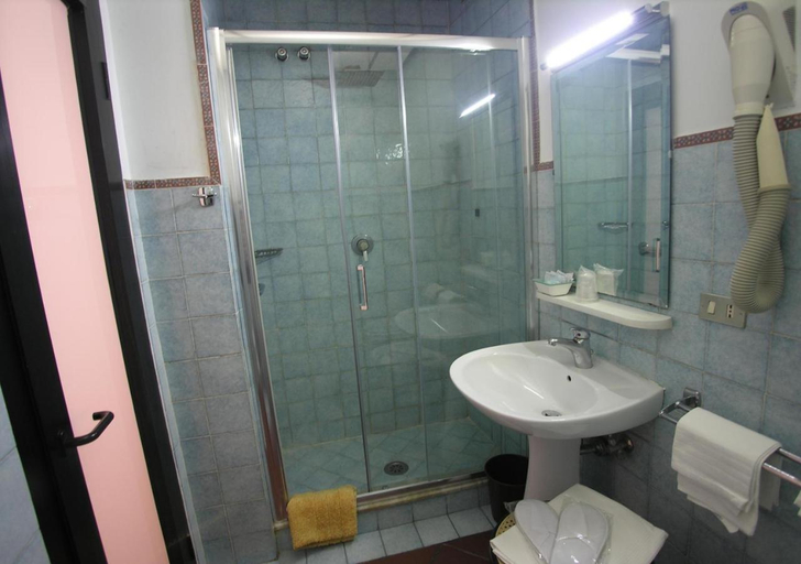 Bathroom 4, Toledo Hotel, Napoli