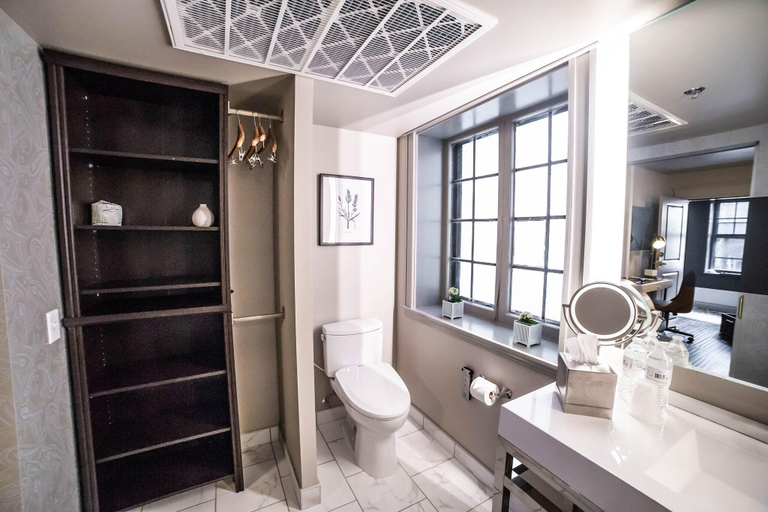 Bathroom 3, Seven Gables Inn, Saint Louis