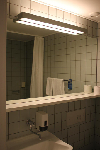 Bathroom 4, Skarrildhus Sinatur Hotel & Konference, Herning