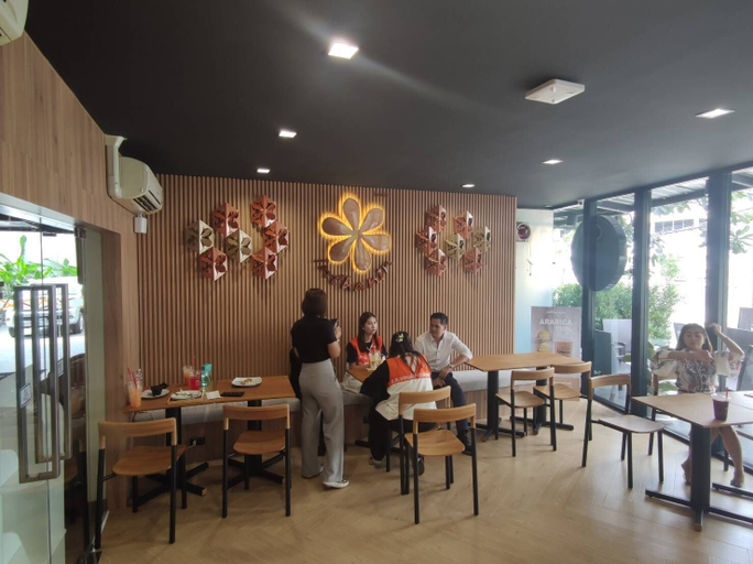 Food & Drinks 5, 14 Living, Chom Thong
