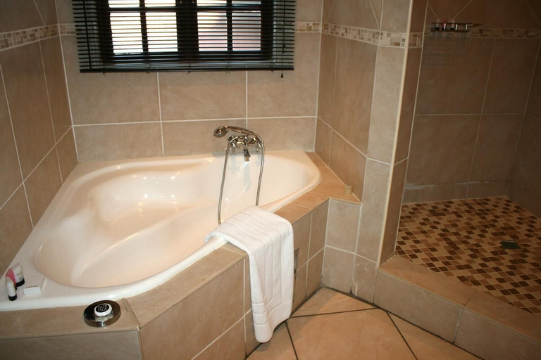 Bathroom 5, Monchique Guest House, West Rand
