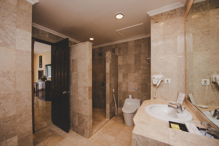 Bathroom 13