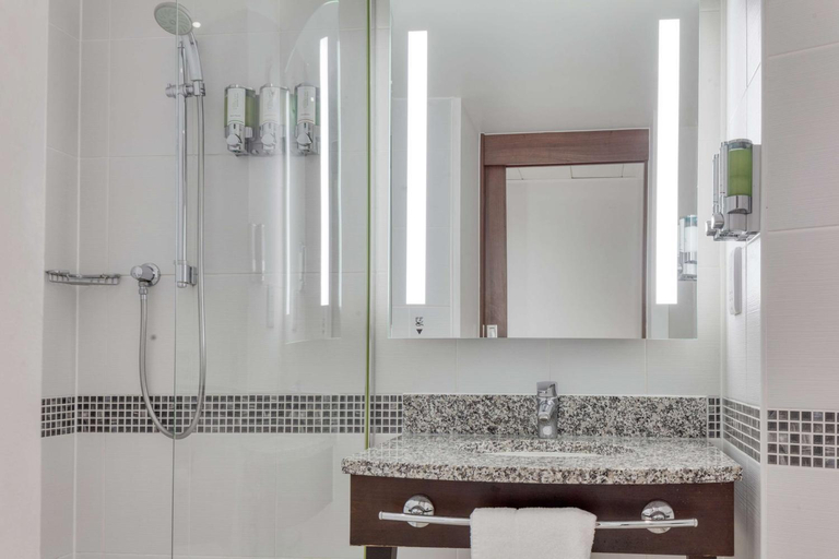 Bathroom 2, Hampton by Hilton Corby/Kettering, Northamptonshire