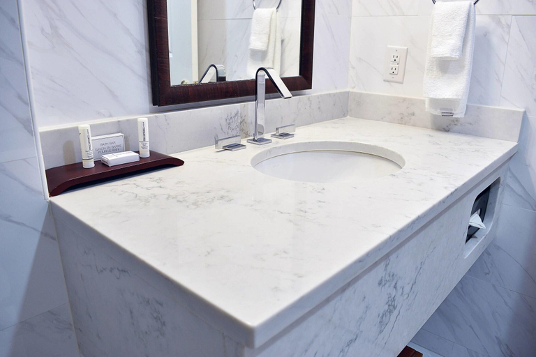 Bathroom 4, The Fontana Hotel, Marion