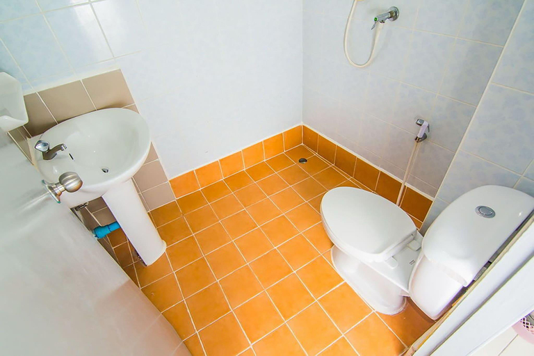 Bathroom 5, Sutus Court 3, Pattaya