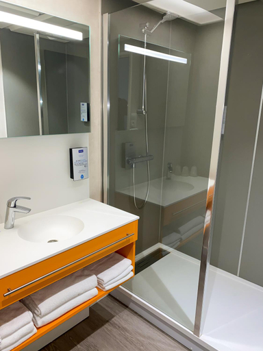 Bathroom 4, Kyriad Montchanin, Saône-et-Loire