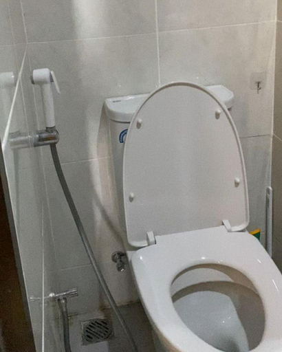 Bathroom, Apartemen Delft by RoomForRent, Makassar