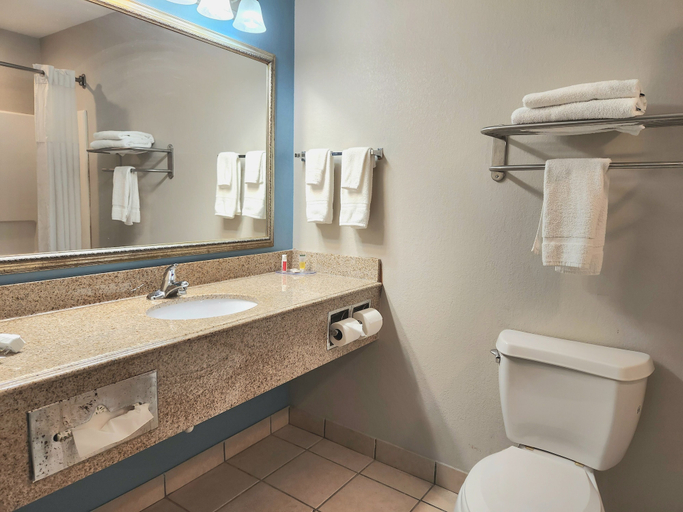 Bathroom 4, Days Inn & Suites by Wyndham Thibodaux, Lafourche