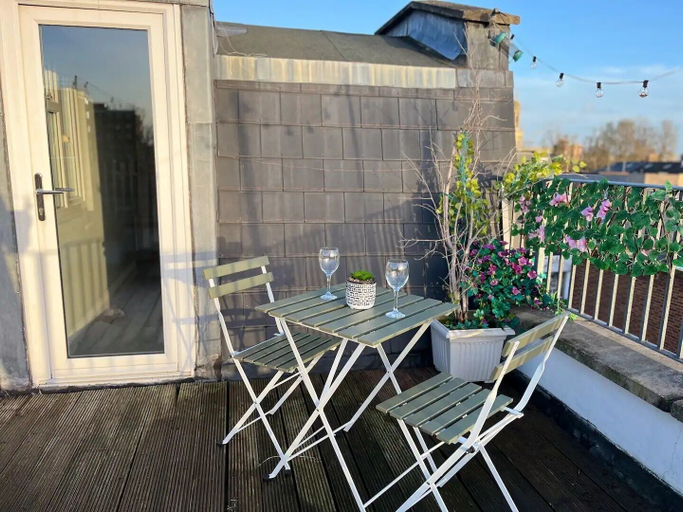 Others 4, Modern with Stylish Terrace, London