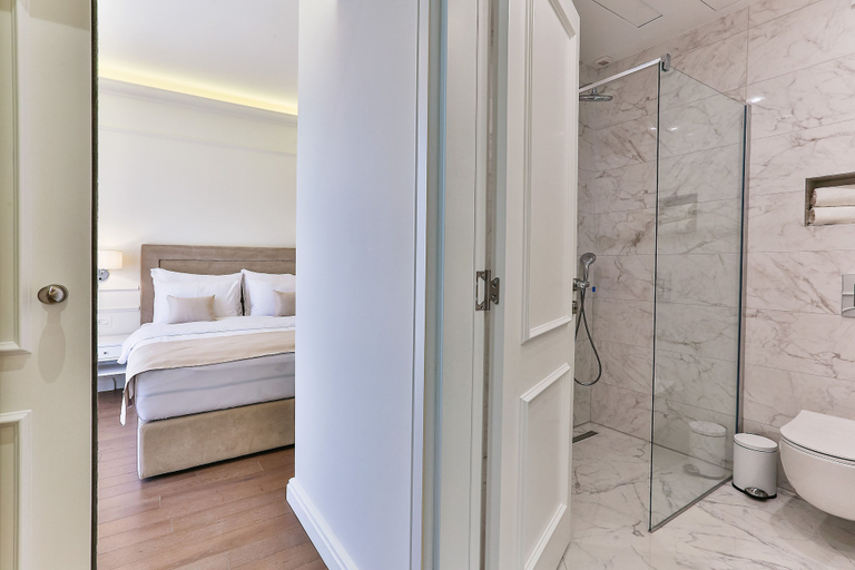 Bathroom 3, Hotel Crown