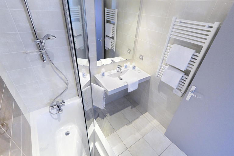 Bathroom 4, Kyriad Saint Chely d'Apcher - Aire de la Lozère, Lozère