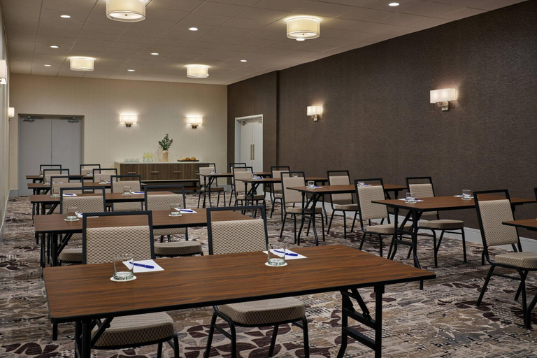 Food & Drinks 5, Delta Hotels By Marriott Chicago Willowbrook, Dupage