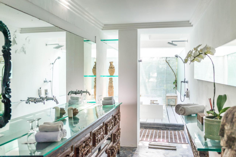 Bathroom, Morabito Art Villa, Badung