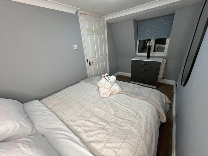 Bedroom 2, Modern with Stylish Terrace, London