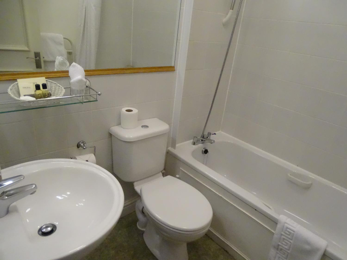Bathroom 2, The Lansdowne, Warwickshire