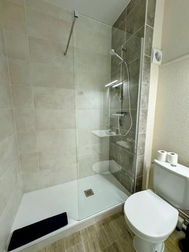 Bathroom 5, Meublés de Louvel, Charente
