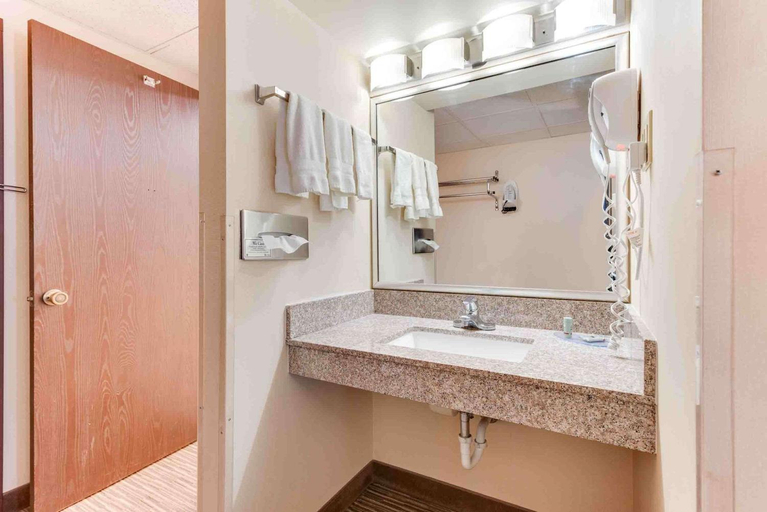 Bathroom 4, Best Western Movie Manor, Rio Grande