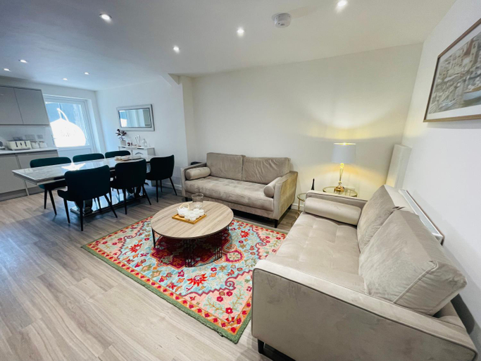 Others 5, Riverside Deluxe Double Room E14, London